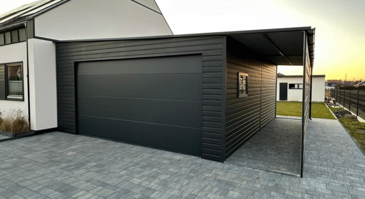 Garaż blaszany 6×5,8m dopasowany do domu Sendom – nowoczesny garaż z wiatą 1,5 m