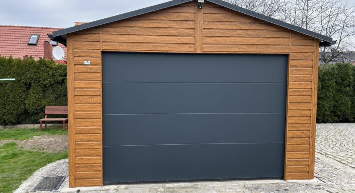 Garaż 4m x 6m (24m2) Złoty dąb + Grafit, brama segmentowa Garaż 4m x 6m (24m2) Złoty dąb + Grafit, brama segmentowa