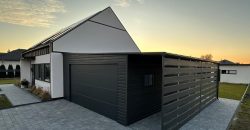 Garaż blaszany 6×5,8m dopasowany do domu Sendom – nowoczesny garaż z wiatą 1,5 m Garaż blaszany 6×5,8m dopasowany do domu Sendom – nowoczesny garaż z wiatą 1,5 m
