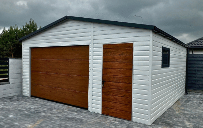 Garaż 5,50m x 6m, RAL9010 + „Orzech”, brama segmentowa