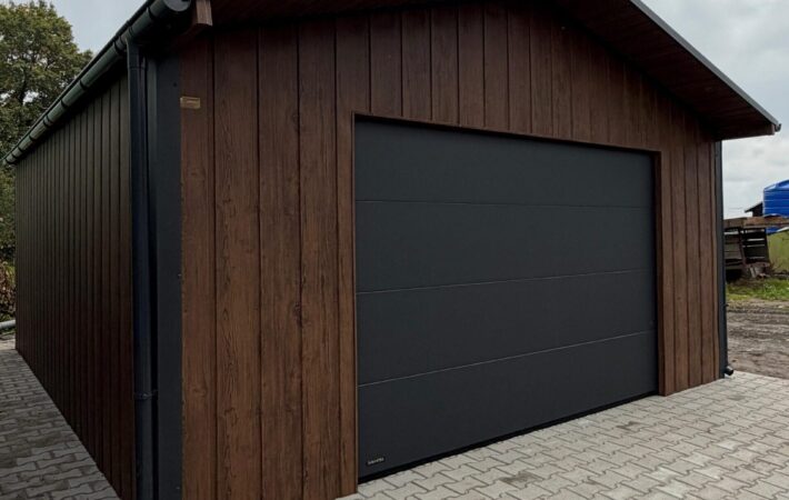 Garaż 5m x 6m, drewnopodobny z bramą segmentową