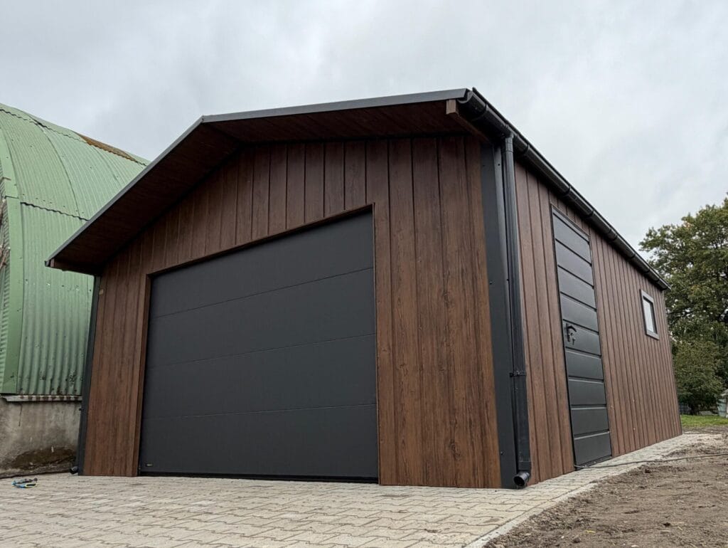 Garaż orzech, drewnopodobny, brama segmentowa