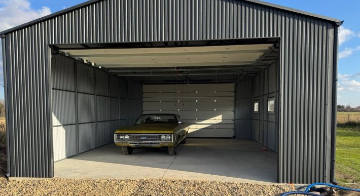 Hala stalowa – przejazdowa 7m x 9m, magazyn RAL7016, bramy segmentowe