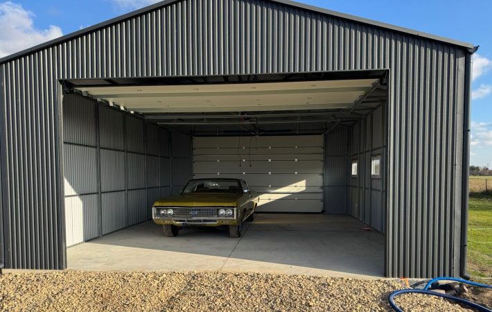 Hala stalowa – przejazdowa 7m x 9m, magazyn RAL7016, bramy segmentowe