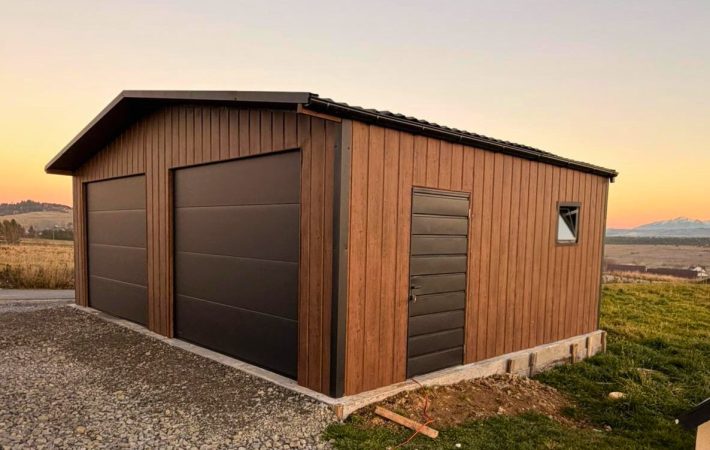 Garaż 8m x 6m, blachodachówka, bramy segmentowe Orzech + Antracyt