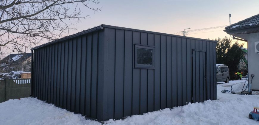 Garaż 6×5.80m z blachy na rąbek stojący RAL7016