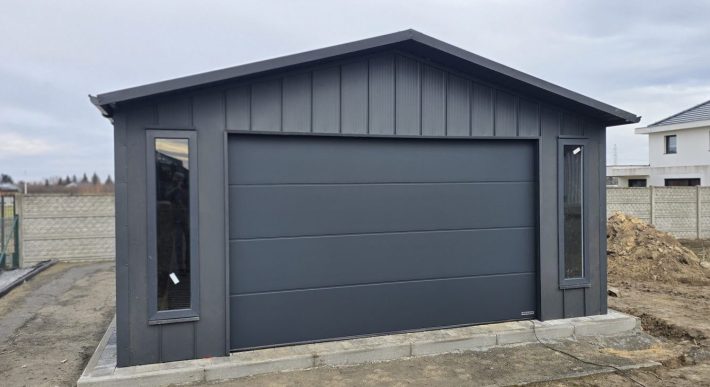 Garaż do 35m2 5,40×6,40 – Rąbek stojący RAL7016, dach RAL9005