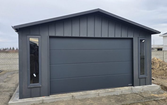 Garaż do 35m2 5,40×6,40 – Rąbek stojący RAL7016, dach RAL9005