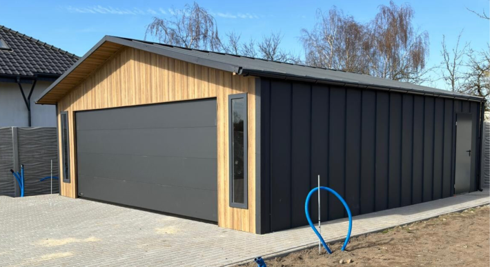 Garaż dwuspadowy 7,5 x 8,5 m RAL7016 Grafit MAT z frontem Winchester