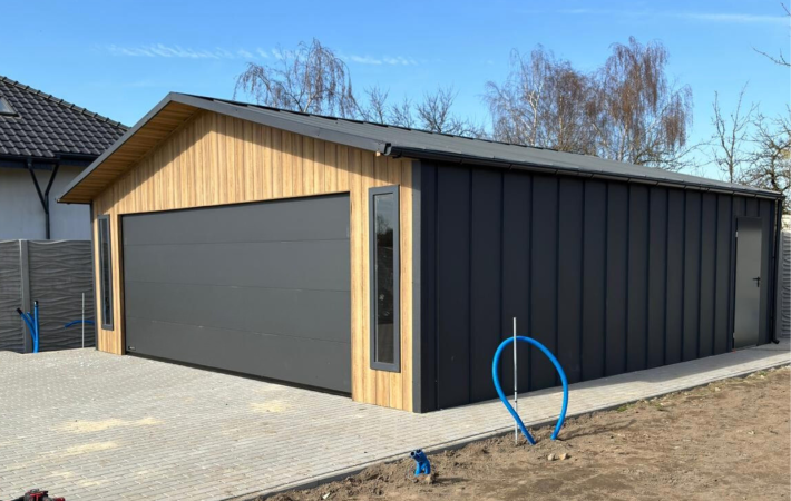 Garaż dwuspadowy 7,5 x 8,5 m RAL7016 Grafit MAT z frontem Winchester