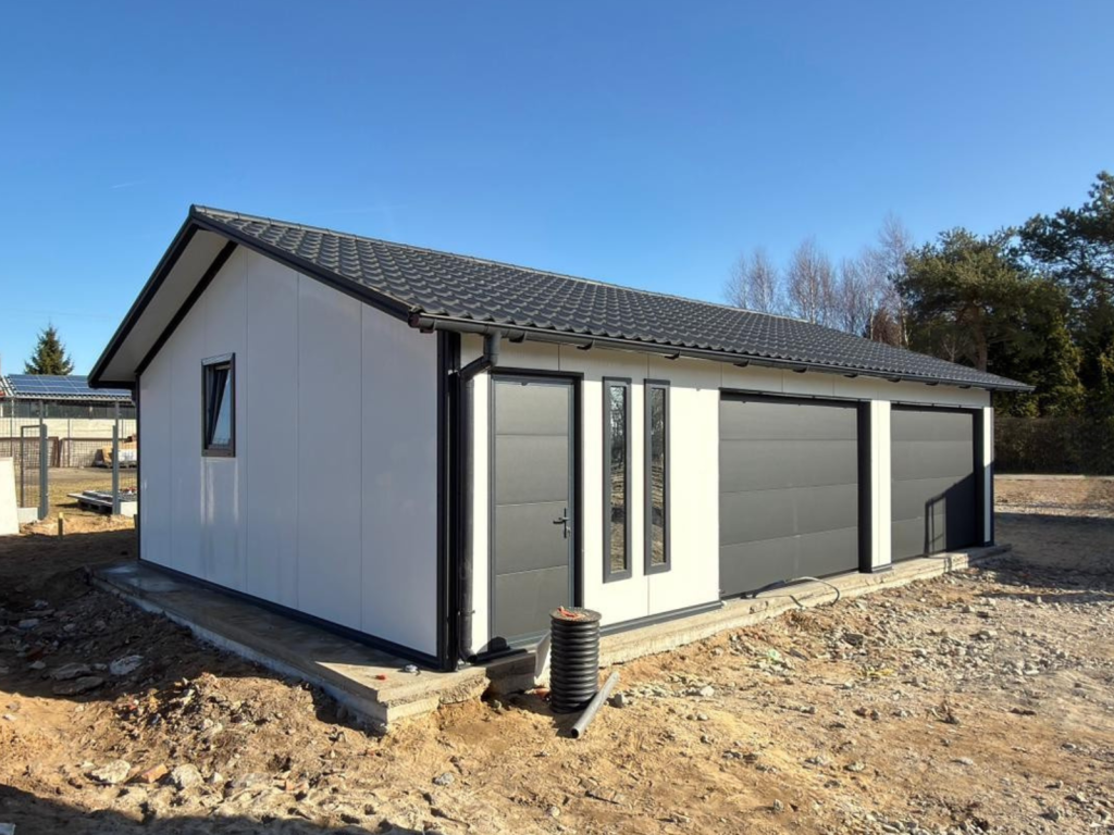 Garaż z płyty warstwowej PIR 60 mm 10x6,5 m - widok frontowy