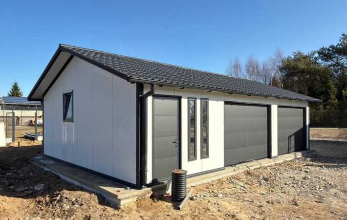 Garaż z płyty warstwowej PIR 60 mm 10 x 6.5 m 2 bramy segmentowe