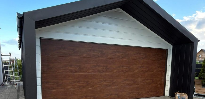 BarnBox 6 x 5.80 m + wypust 1 m | Biały front, czarny mat i Orzech