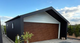 BarnBox 6 x 5.80 m + wypust 1 m | Biały front, czarny mat i Orzech BarnBox 6 x 5.80 m + wypust 1 m | Biały front, czarny mat i Orzech