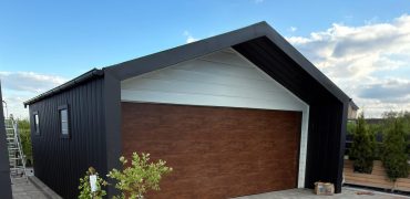 BarnBox 6 x 5.80 m + wypust 1 m | Biały front, czarny mat i Orzech