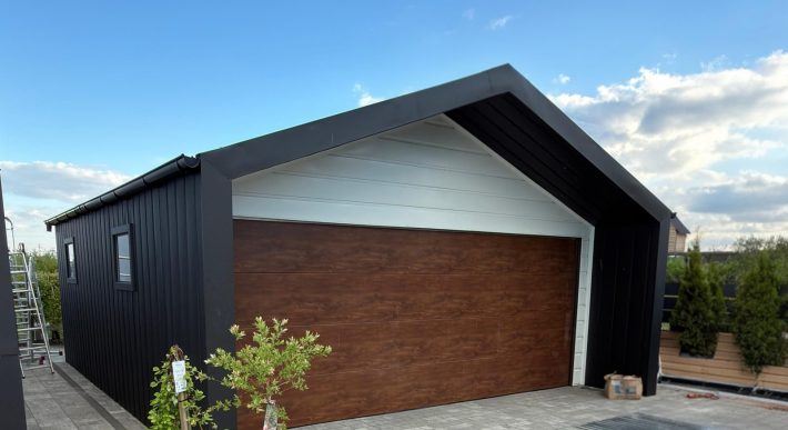 BarnBox 6 x 5.80 m + wypust 1 m | Biały front, czarny mat i Orzech