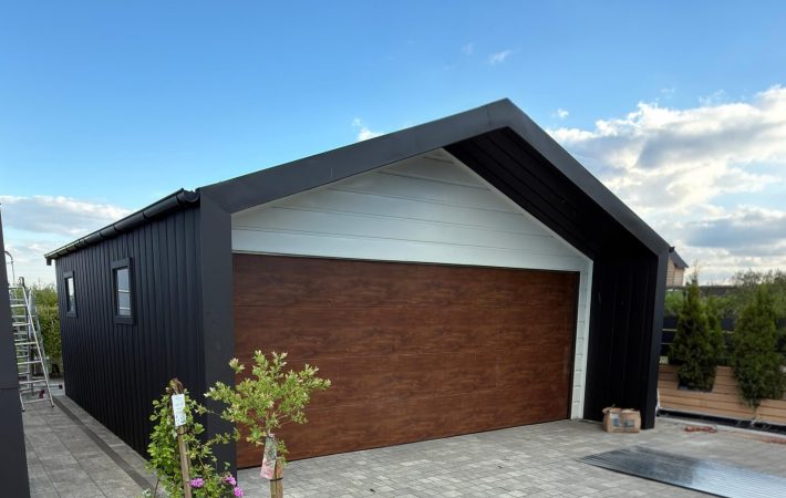 BarnBox 6 x 5.80 m + wypust 1 m | Biały front, czarny mat i Orzech BarnBox 6 x 5.80 m + wypust 1 m | Biały front, czarny mat i Orzech