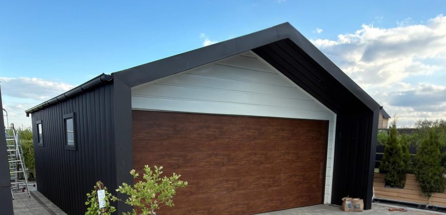 BarnBox 6 x 5.80 m + wypust 1 m | Biały front, czarny mat i Orzech