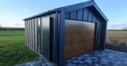 BarnBox 4.5 × 5m – garaż na rąbek stojący RAL 7016 BarnBox 4.5 × 5m – garaż na rąbek stojący RAL 7016